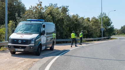 Un agente de la Guardia Civil en un puesto de control de carretera durante la Semana Santa