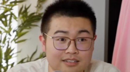 El joven asiático en el vídeo