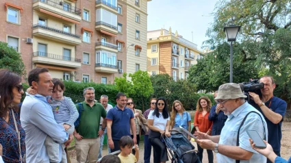 La Asociación de Vecinos de Los Remedios se reúne en el parque Manuel Ferrand en señal de protesta.