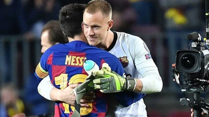 Leo Messi se abraza con Ter Stegen, durante un partido del Barcelona.