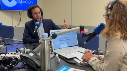 Isaac Claver en los estudios de la Cadena Cope