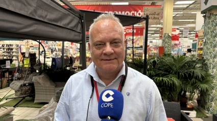 Alcampo Motril rinde homenaje al clavel en Semana Santa