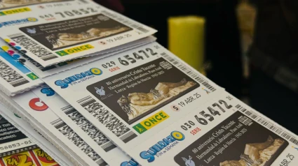 Cupones de la ONCE con la imagen del Cristo Yacente del Paso Azul