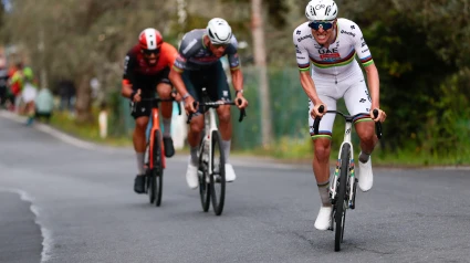 Mathieu Van der Poel (Alpecin-Deceuninck), Filippo Ganna (Ineos Grenadiers), Tadej Pogacar (UAE Team Emirates XRG) durante la carrera de élite masculina de la carrera ciclista de un día Milano-Sanremo (289 km) desde Pavía y San Remo