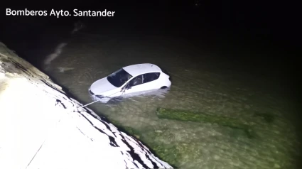 Va a la costa de Santander en coche, de madrugada, y cae a la bahía