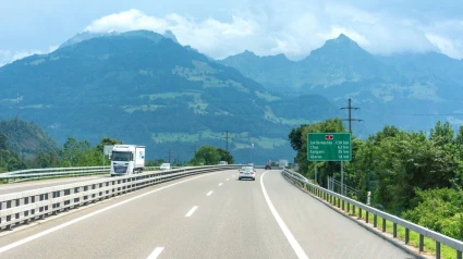 Hace autostop con sus amigos en Suiza y lo que hace el conductor en pleno viaje les acaba pasando factura: "Me pidió..."