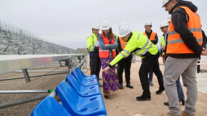 Avanzan las obras en el estadio con la colocación de los asientos