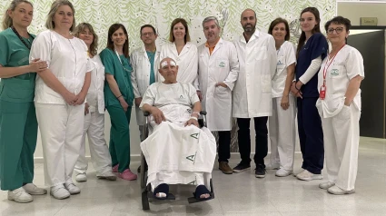 El primer paciente al que se ha aplicado la técnica HIFU para el Parkinson en el Hospital Reina Sofía de Córdoba, rodeado por el equipo implicadoPOLITICA ANDALUCÍA ESPAÑA EUROPA CÓRDOBA SALUDJUNTA DE ANDALUCÍA