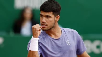 Carlos Alcaraz celebra un punto durante el partido de cuartos ante Arthur Fils.