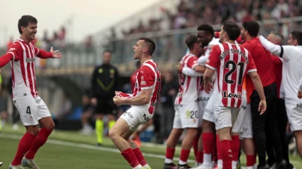 Los jugadores del Sporting celebrando uno de los dos goles ante el Eldense