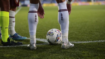 Los jugadores del Torino se disponen a sacar un córner en el partido ante el Como.