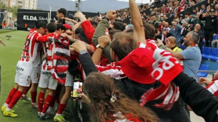 Los jugadores del Sporting celebran con su afición la victoria contra el Eldense