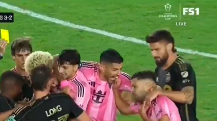 Luis Suárez muerde la mano de su compañero Jordi Alba durante una tangana.