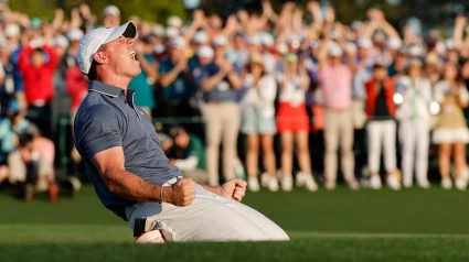 Rory McIlroy celebra el triunfo final en el Masters de Augusta