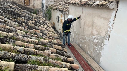 Una vivienda al borde del colapso obliga a cerrar una calle en el casco histórico de Jaén
