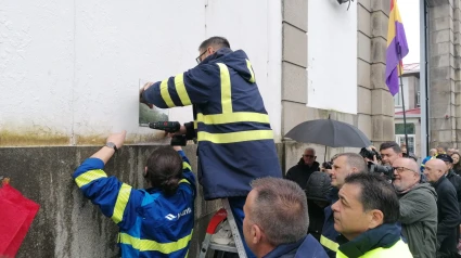 Colocación de la placa en el exterior del astillero