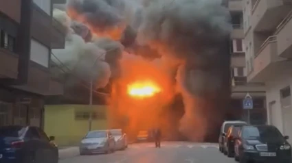 Espectaculares imágenes del incendio que ha calcinado un gimnasio en Albatera.