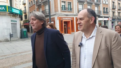 José Luis Aceves, junto con el secretario autonómico del PSOE, Carlos Martínez