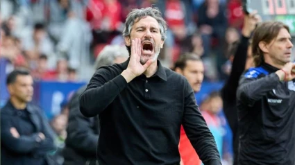 Vicente Moreno, entrenador de Osasuna, dando instrucciones en El Sadar