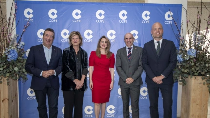 Jon Urresti, presidente de Vital Fundazioa, Axier Urresti, director de la red Araba de Kutxabank y Fran López de Lacalle, director de Zona de la entidad en Araba