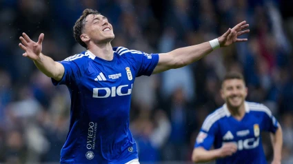 Fede Viñas celebra su primer gol con el Real Oviedo