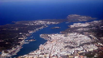 Vista del puerto de Mahón, en Menorca, y de su puerto