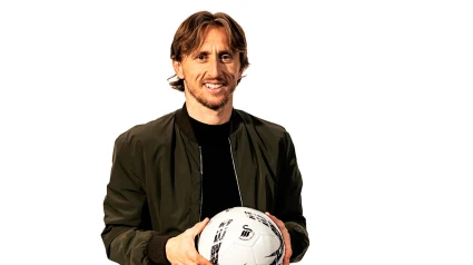 Luka Modric sostiene un balón con el escudo del Swansea City