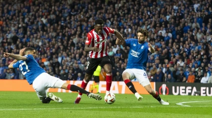 Iñaki Williams se zafa de dos defensores del Rangers