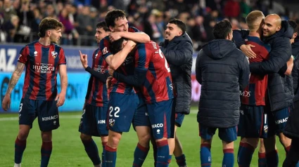 El Huesca celebra con su afición el triunfo frente al Málaga