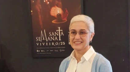 Pepa Losada con el cartel anunciador de la Semana Santa al fondo