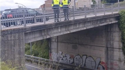 Los dos agentes de la Guardia Civil en el lugar de los hechos en un puente en San Cibrao das Viñas