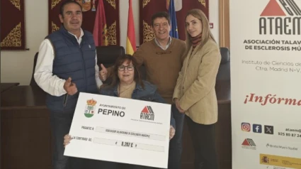 El alcalde, Cito Gil, entrega la recaudación de las "cañas solidarias"