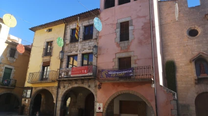 En el Ayuntamiento de Torroella de Montgrí (Girona) no está colgada la bandera de España y hay una pancarta partidista