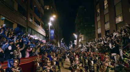Blancos y azules agitan pañuelos en los palcos de la Semana Santa de Lorca
