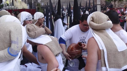 Costaleros de la Semana Santa de Sevilla.Un total de 240 costaleros de los pasos de las distintas hermandades de la ciudad de Sevilla han recibido asistencia de fisioterapia durante esta Semana Santa en el Centro de Atención al Costalero instalado en la sede del Colegio de Fisioterapias de Andalucía desde el pasado Lunes Santo. A esta cifra hay que sumar más de 1.100 atenciones de fisioterapeutas que se han realizado en Granada y 230 en Cádiz.POLITICA ANDALUCÍA ESPAÑA EUROPA SEVILLAEDUARDO BRIONES