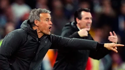 Luis Enrique da órdenes desde el banquillo en el Villa Park, próximo a Unai Emery, durante el Aston Villa-PSG