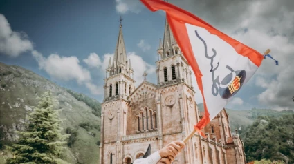 Miembros del Grupo Covadonga, delante de la Basílica de Covadonga