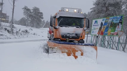 Las máquinas quitanieves retiran la nieve desde primera hora en varios puntos de la red viaria provincial