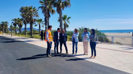 La alcaldesa, Begoña Carrasco, ha visitado este miércoles los chiringuitos y la reforma del paseo marítimo de Castellón de la Plana