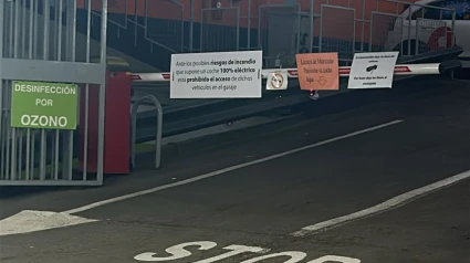 Cartel en la barrera del aparcamiento