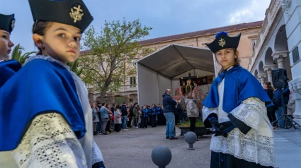 Dos niñas en la procesión del Sábado Santo