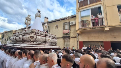 Hombres de trono portando el Cautivo
