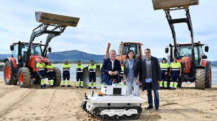 Los robots, únicos en el mundo, pueden trabajar durante 24 horas recogiendo residuos en los arenales.