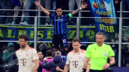 Lautaro celebra con la afición del Inter el gol marcado ante el Bayern en la vuelta de los cuartos de final de la Champions