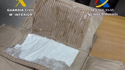 Una de los envases con ketamina escondidos entre las cajas.SOCIEDAD GUARDIA CIVIL