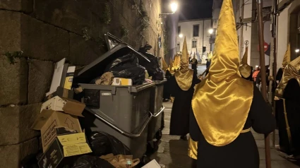 Imagen de la basura acumulada, mientras avanza la Procesión de la Humildad en la capital gallega