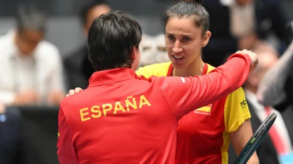 Carla Suárez abraza a Sara Sorribes tras una victoria suya en la Billie Jean King Cup.