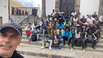 El bautizo en la fe cristiana de Brai y Abiwú, dos inmigrantes que llegaron en patera