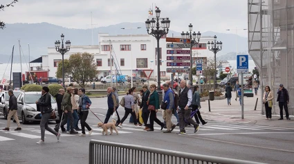 Imagen de personas cruzando por el paso de peatones de Puertochico en Santander