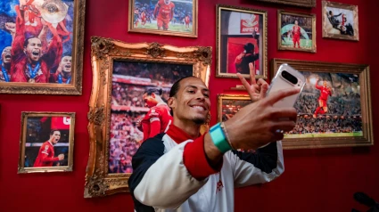 El capitán del Liverpool renueva por el club y se une a Salah.